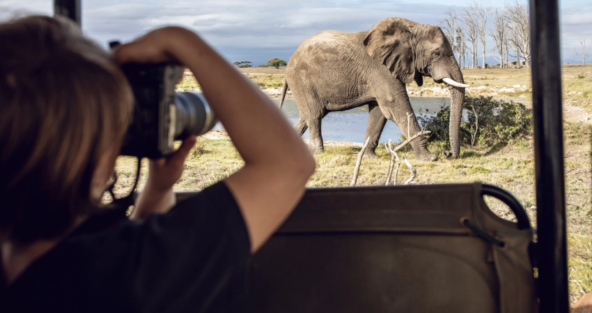 Touristen erkunden die Stadt mit einem lokalen Reiseleiter nach der Ankunft in Tansania Safari.